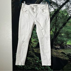 Junior Women’s Refuge Size 2 White Skinny Leg Jeans with Distressed/frayed Holes